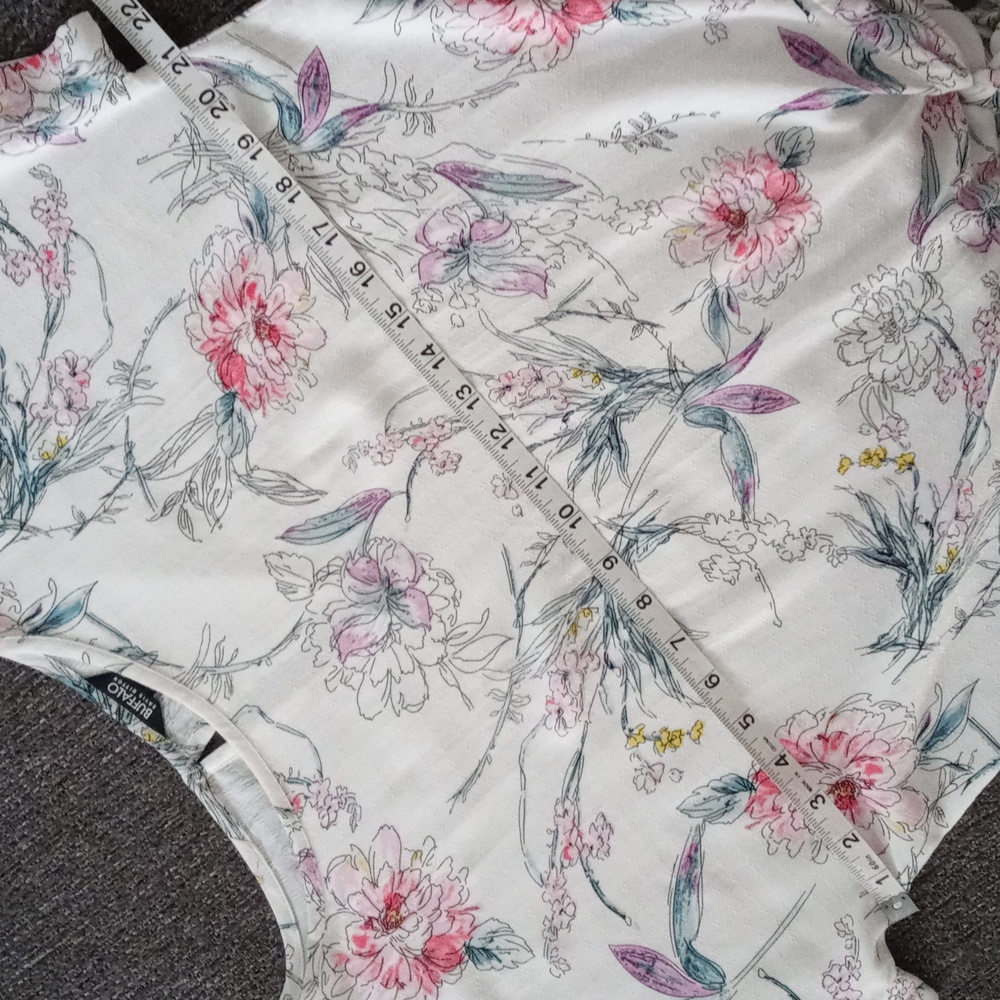 🪻Buffalo David Bitton🪻- White/Multi Floral S/S Tie Front Top - Picture 13 of 14